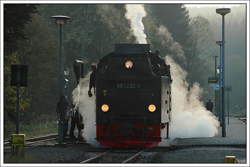 Zug 8936 (Brocken-Wernigerode) am 10.10.2007 nach dem Wasserfassen in Drei Annen Hohne. Kurz darauf ging es weiter nach Wernigerode.