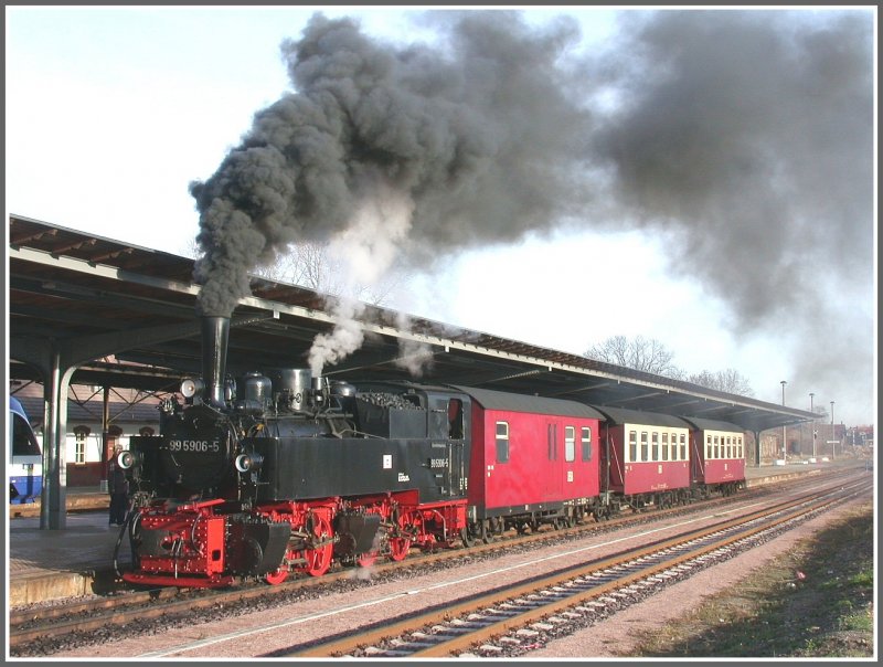 Zug 8961 nach Hasselfelde fhrt in Quedlinburg ab. (15.12.2006)