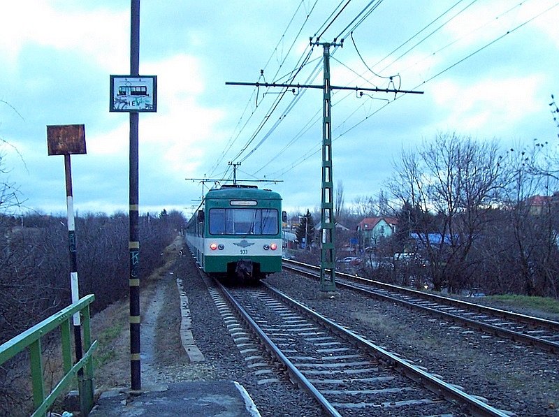 Zug 933 verlt am 20.01.2007 die Haltestelle Budapest-Ilonatetep in Richtung Gdll, die Linie rs verzer tere - Gdlle mit der Abzweigung Cinkota - Csmr sind die einzigen Linien mit Linksverkehr, die anderen drei Linien der HEV haben Rechtsverkehr.