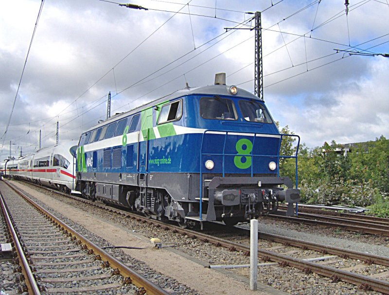 Zug 95991 bei der Ausfahrt in Berlin - Hennigsdorf mit Niaglok 8
eine DH 1504 ex.Br 216 und einem ICE III am Haken
Dies war eine berfhrungsfahrt von Berlin/Hennigsd. nach Klinkum (NRW)am 30.07.07