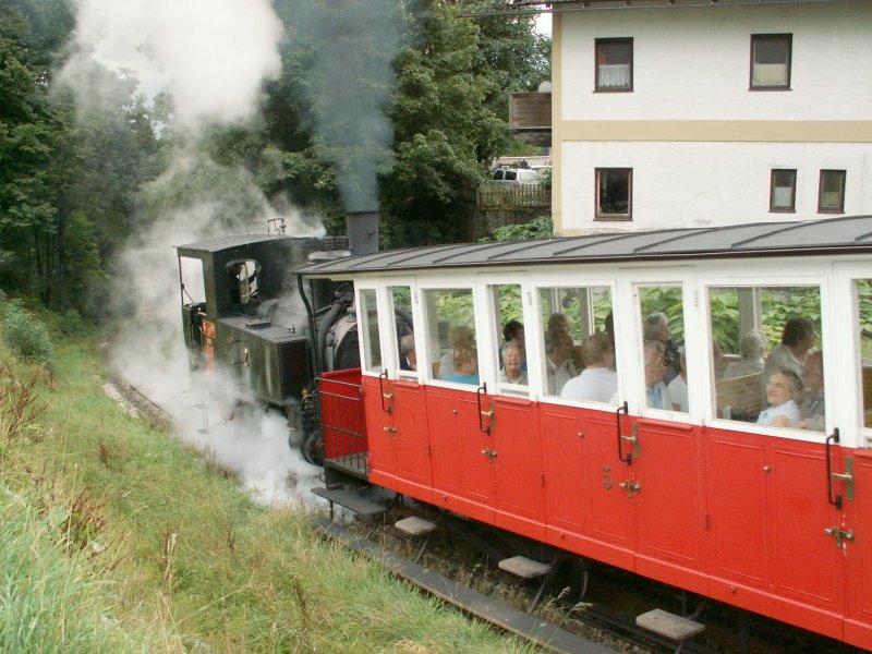 Zug der Achenseebahn kurz vor der Station Eben.Der Zug hat in krze die Hchststeigung von 160 Promille berwunden.Eben,19.09.06