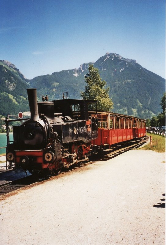 Zug der Achenseebahn (Meterspur-Adhsions-Zahnradbahn), mit Lok Nr. 4 Baujahr 1889, im Endbahnhof Seespitz 931m, im Juli 2009.