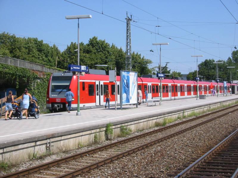 Zug aus Triebwagen der BR 423, eingesetzt als Linie 1 der S-Bahn Mnchen, am 18.07.2004 in Oberschleiheim.