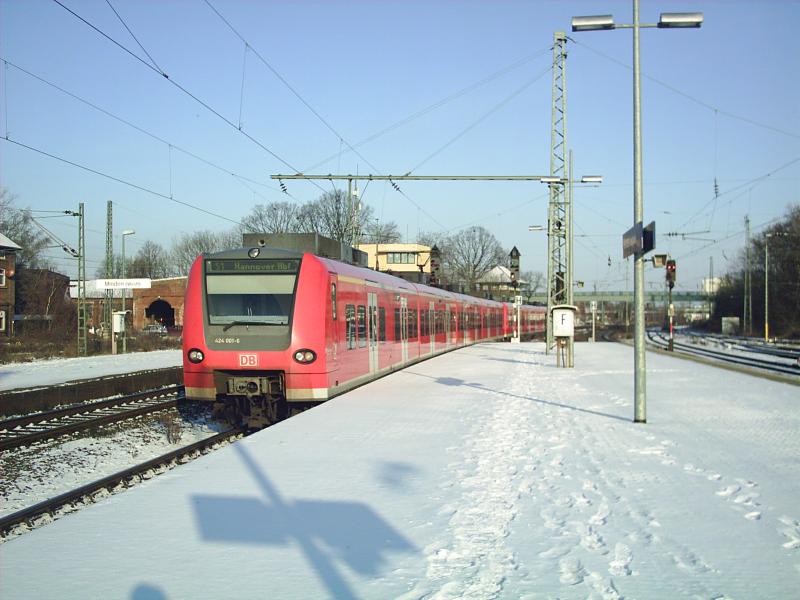 Zug der Baureihe 424 (hier: 424-001) verlsst als Zug der Linie S1 nach Hannover Hbf den Mindener Bahnhof (Sdseite). Im Hintergrund ist noch das Stellwerk zu erkennen.
