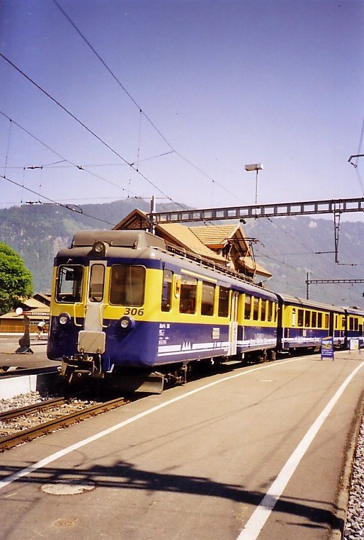 Zug der Berner-Oberland-Bahn (Meterspur Adhsions- und Zahnradbahn), in der Station Wilderswil 584m, im Juli 2006.