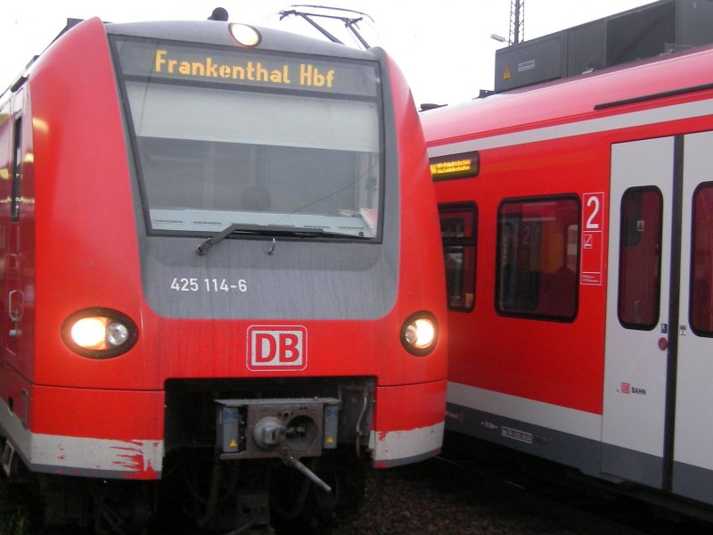 Zug der BR 425, fotografiert am 24.05.2008, endet wegen Bauarbeiten hier in Frankenthal Hbf