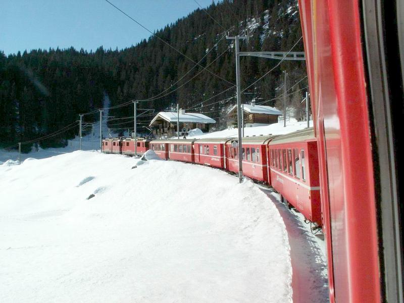 Zug Chur-Arosa mit Doppeltraktion am 05.02.06 bei Litzirti