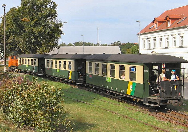 Zug der Dllnitzbahn kurz vor der Einfahrt in den Bhf. Oschatz