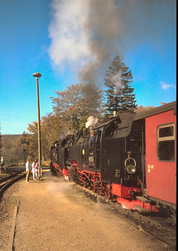 Zug der Harzquerbahn mit Vorspann, hier im Bahnhof Elend