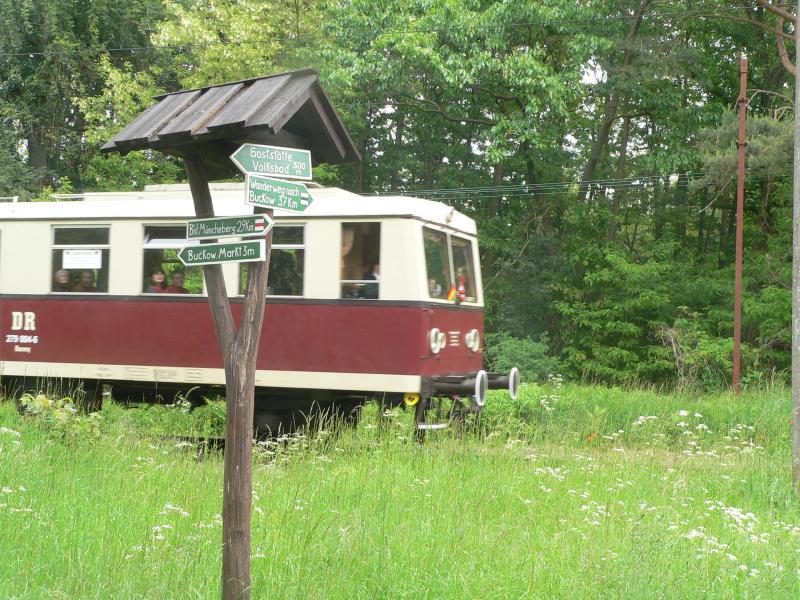 Zug der Kleinbahn fhrt in Waldsieversdorf ein. Die Strecke zwischen Buckow und Mncheberg kann man auch wandern, die Mrkische Schweiz hat reizvolle hgelige Landschaften. 5.6.06