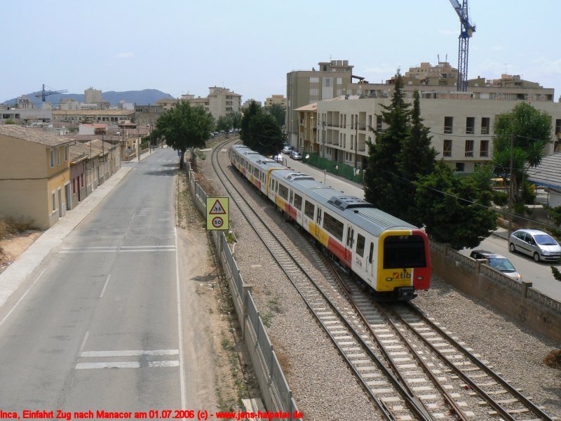 Zug kommend von Palma de Mallorca mit Ziel Manacor kurz vor der Einfahrt in den Bahnhof Inca, Aufnahme 01.07.2006