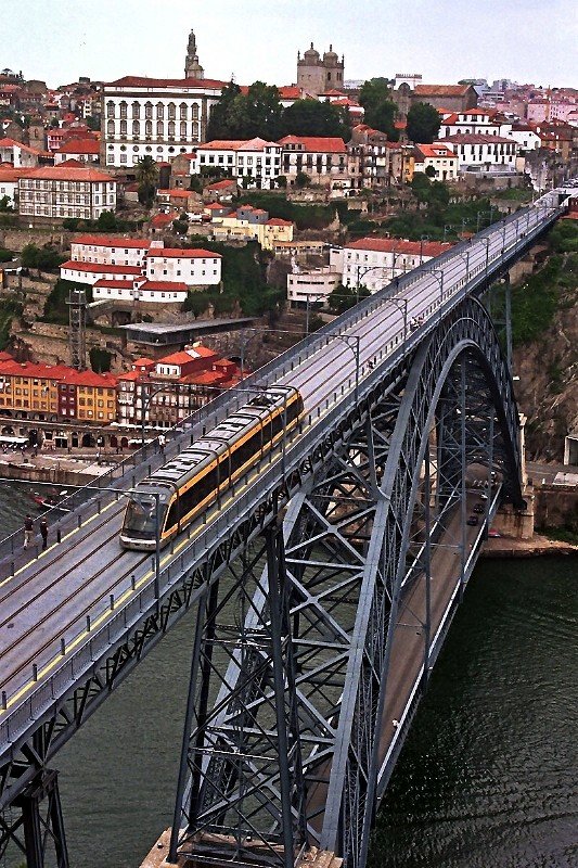 Zug der Linie D (Gelbe Linie) auf der Ponte Dom Luis I. (10. Mai 2009) - Negativ-Scan -