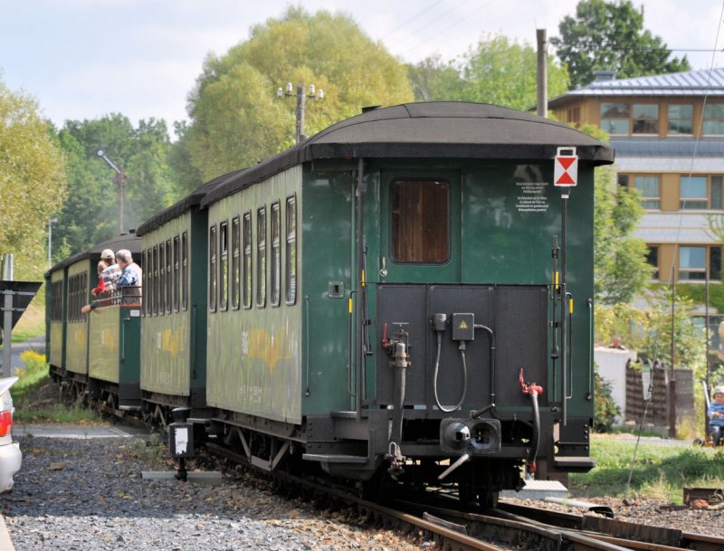 Zug der Lnitzgrundbahn bei der Abfahrt aus Moritzburg. Interessant der offene  Cabrio-Wagen  in der Mitte - 02.09.2009