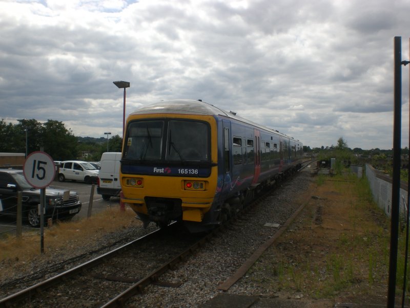 Zug der London Overground nach Upminster fhrt aus dem Bahnhof Windsor.