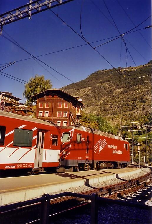 Zug der Matterhorn Gotthard Bahn (Meterspur-Adhsions-Zahnradbahn) Station Stalden 799m, im Oktober 2005.

