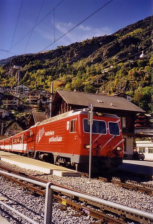 Zug der Matterhorn Gotthard Bahn (Meterspur-Adhsions-Zahnradbahn) Station Stalden 799m, im Oktober 2005.

