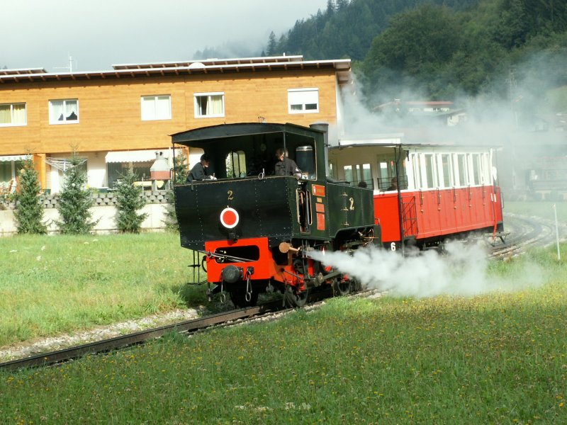 Zug mit Lok Nr.2 auf der Talfahrt kurz vor Jenbach.19.09.06