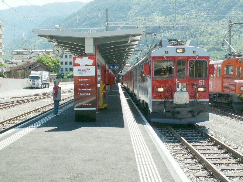 Zug mit Triebwagen ABe 4/4 Nr.51 und Nr.56 nach St.Moritz im neu umgebauten Bahnhof der Berninabahn in Tirano/Italien.10.05.07
