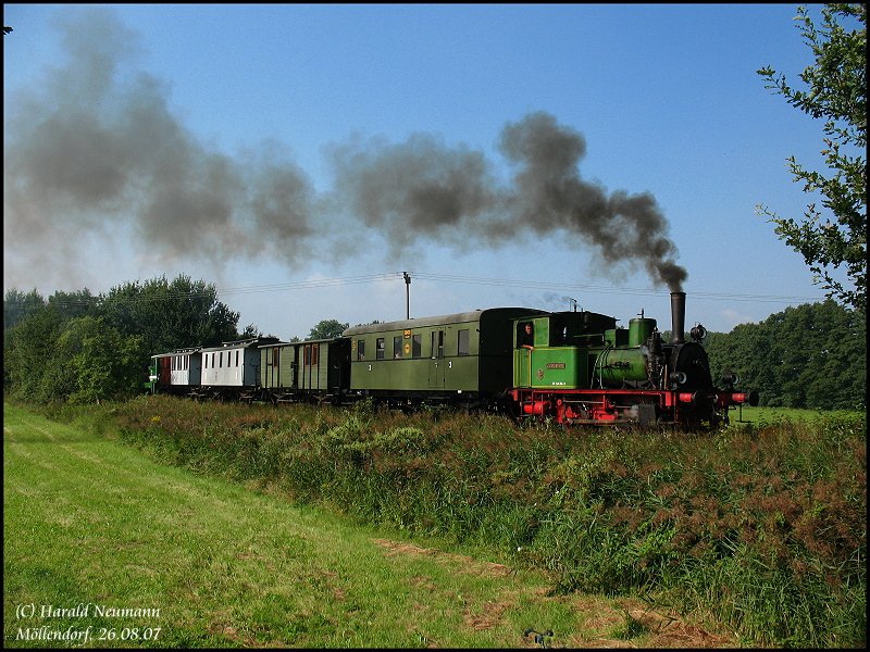 Zug der NMLE Finsterwalde/Nl.-Kleinbahren bei Mllendorf, 26.08.07.
