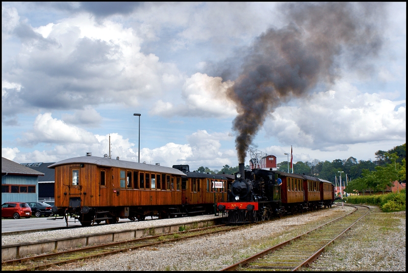Zug Nr. 16 der Mariager-Handest Veteranjernbane (MHVJ) von Mariager nach Handest wartet am 23.08.2009 im Bahnhof Mariager auf Abfahrt.