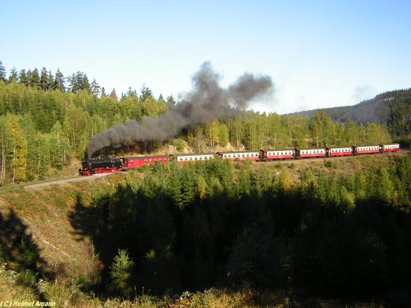 Zug Nummer 8933 zum Brocken mit 99 222 als Zuglok am 
16.10.2005 zwischen Steinerne Renne und Drei Annen Hohne.
