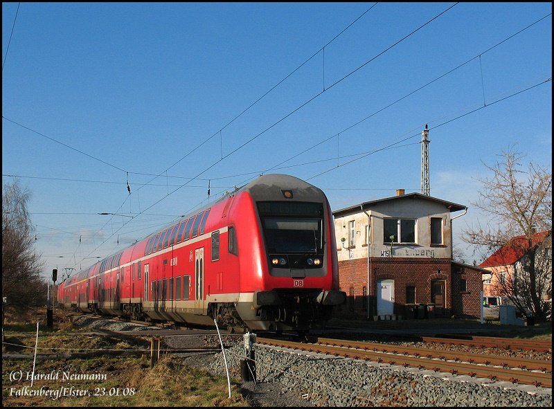 Zug RE(38311)38529 (Stralsund-) Falkenberg/Elster - Cottbus passiert gerade das letzte Stellwerk an der Ausfahrt des Bf Falkenberg/E. - W15 in Richtung Bad Liebenwerda, 23.01.08.