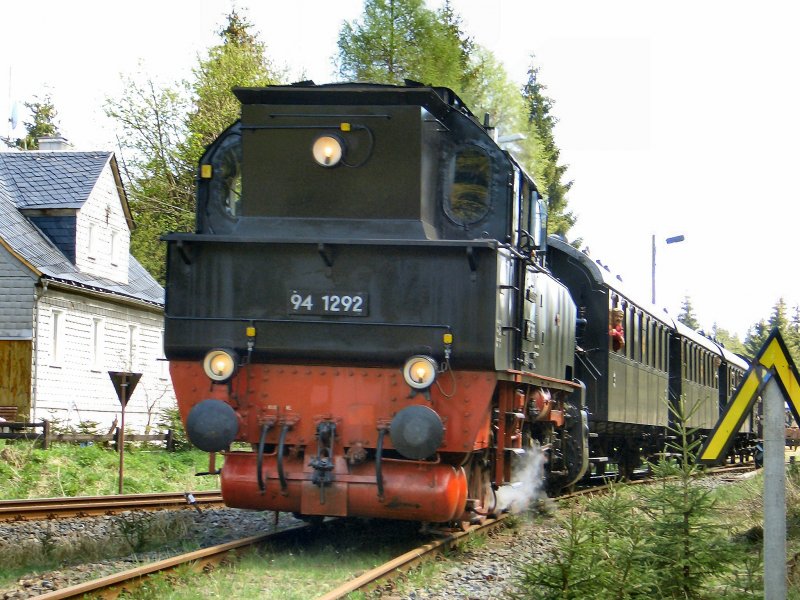 Zug der Rennsteigbahn hat gerade den Bahnhof Rennsteig verlassen, Lok 941293 an der Sitze des nunmehr talw�rts fahrenden Zuges