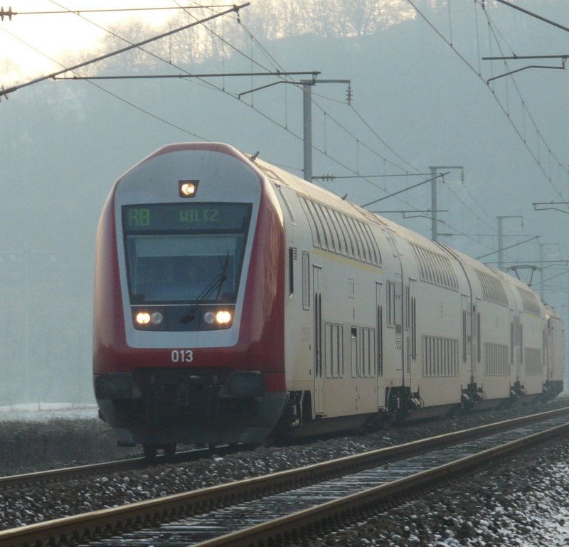 Zug in Richtung Wiltz mit Steuerwagen 013 voraus, fotografiert am Nachmittag des 23.12.07 in der Nhe von Erpeldange/Ettelbrck. 
