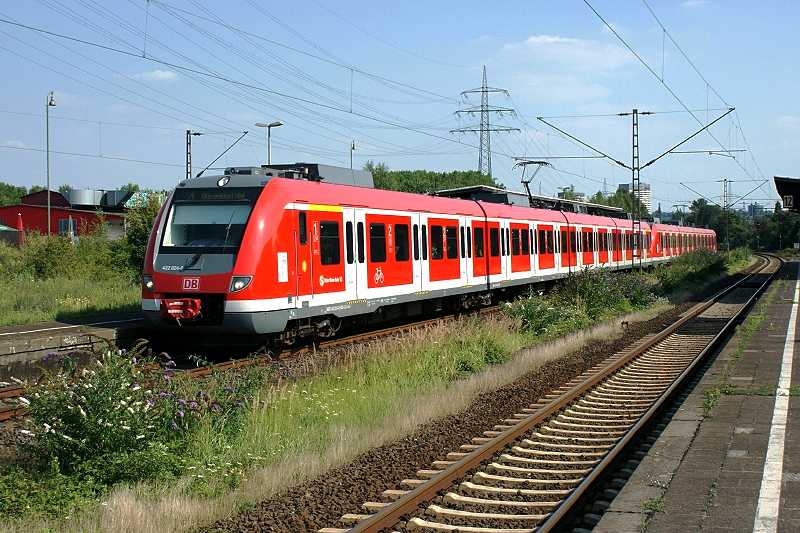 Zug der S 1 mit 422 024 an der Spitze fhrt durch Mlheim (Ruhr) West. Hier hlt nur die S 3, nicht aber die S 1 (4. August 2009).