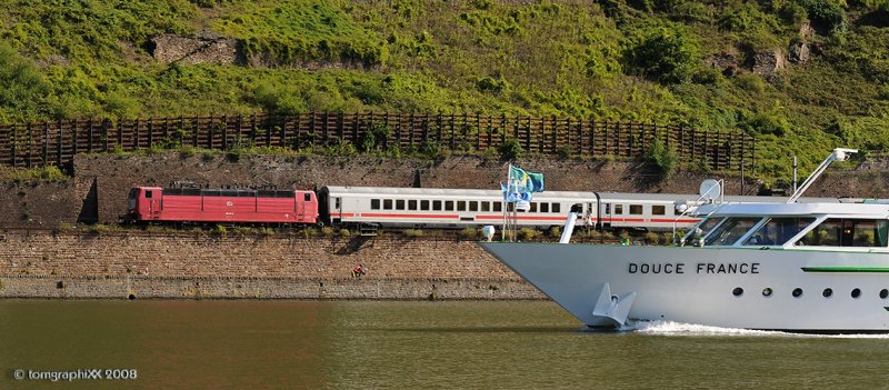 Zug und Schiff

Moselbahn zwischen Mden und Treis-Karden.

181 218 vor IC 438 und kreuzfahrtschiff  Douce France , Heimathafen Strasbourg.