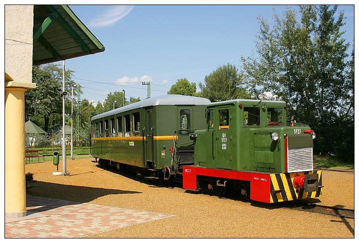 Zug der Schmalspurbahn von Balatonvenyves nach Somogyszentpal, aufgenommen im August 2005 in Balatonfenyves.