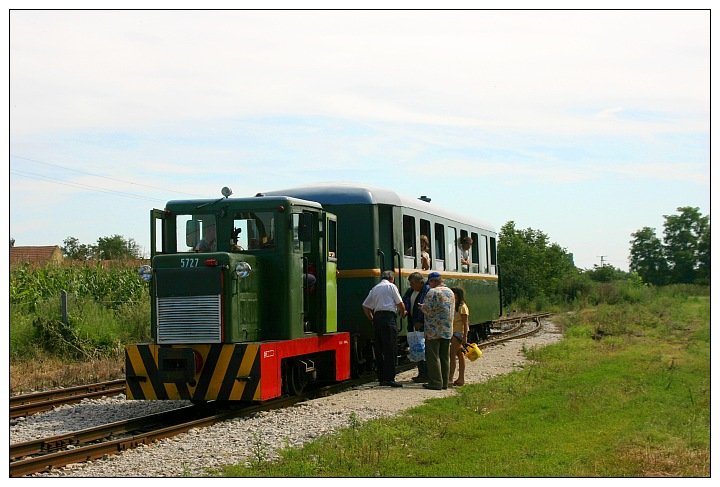 Zug der Schmalspurbahn von Balatonvenyves nach Somogyszentpal an der Endstation Somogyszentpal, aufgenommen im August 2005