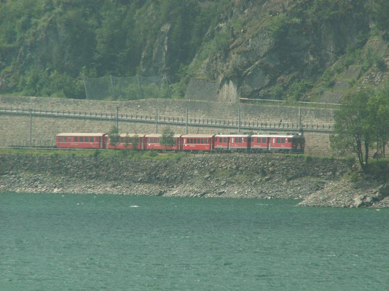 Zug von Tirano nach St.Moritz am 09.06.06 kurz vor Le Prese beim Lago di Poschiavo
