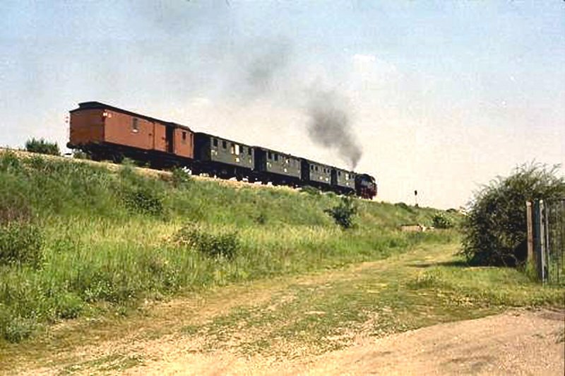 Zug der Traditionsbahn Erfurt-West  auf dem Weg zwischen Hbf und Erfurt-Nord, um 1986