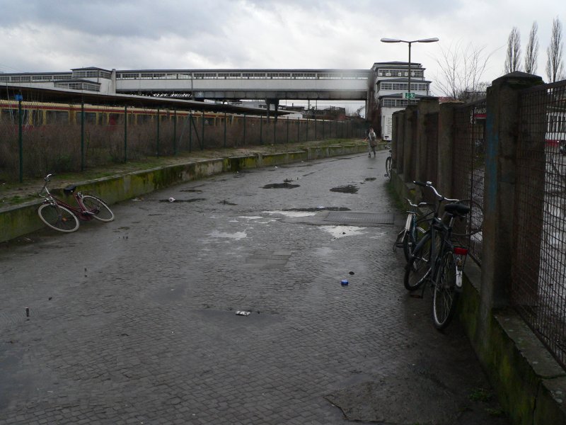 Zugang vom Lenbachplatz. Wer zur Ringbahn ( hinter  dem Foto) mchte, geht diesen Weg entlang. 21.1.2007