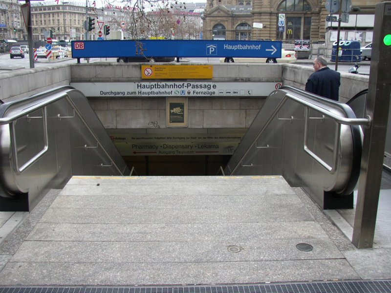 Zugang zur Hauptbahnhof-Passage in Frankfurt am Main. 29.01.08