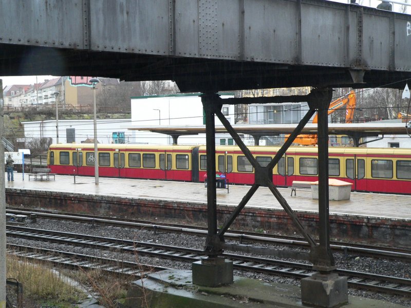 Zugangsbrcke aus Sden. Die S-Bahn ist auf dem S3-Gleis und fhrt Richtung Ostbahnhof weiter. 21.1.2007