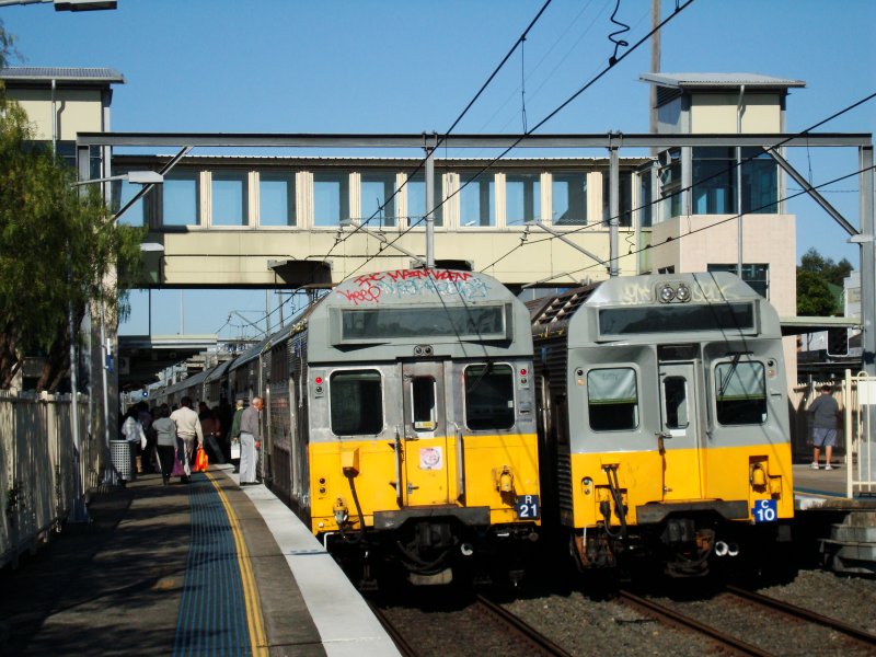 Zugbegegnung der Alten australischen Cityrail-Doppelstocktriebzge am 17.07.2008 beim Halt in Cabramatta, Sydney.