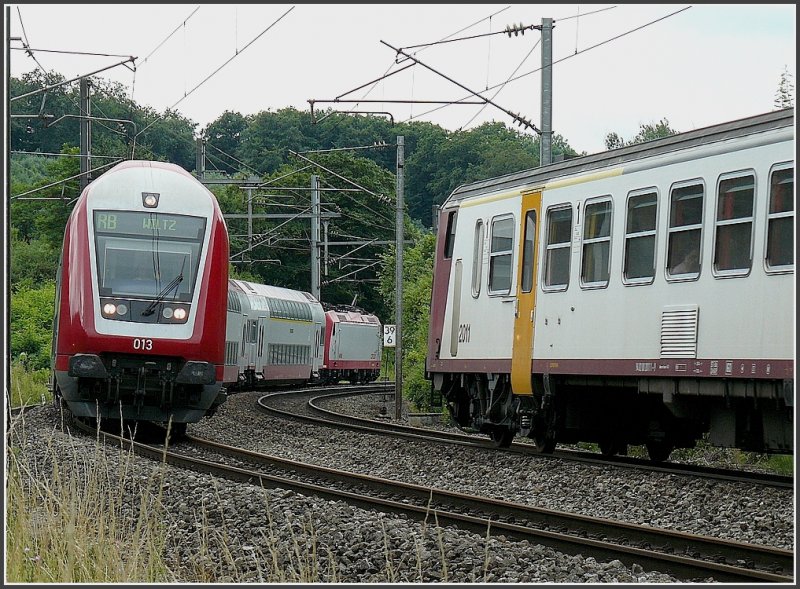 Zugbegegnung am 11.07.09 des Wendezuges nach Wiltz und des Triebzuges 2011 nach Luxemburg in der Nhe von Cruchten. (Hans)