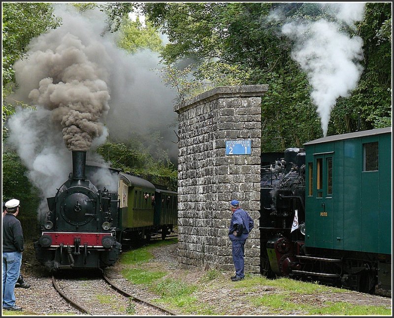 Zugbegegnung am 13.09.09 bei der Museumsbahn  Train 1900  im  Fuusbsch . Whrend die  Energie 507  mit ihrem Zug auf die Abfahrt nach Ptange wartet, kommt die AL-T3 (BJ 1891) von dort und fhrt in Richtung Fond de Gras. (Hans)