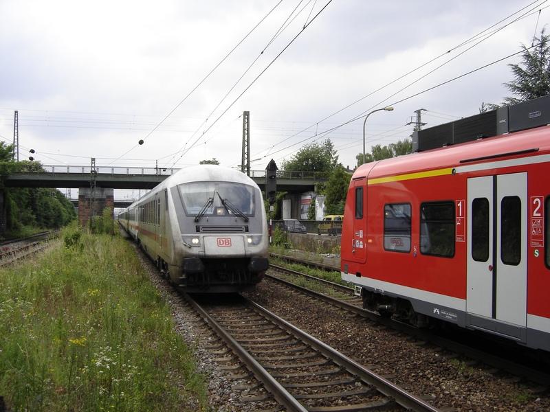 Zugbegegnung am 17.6.2005 in Mannheim-Friedrichsfeld Sd: Ein ET425 der S-Bahn trifft als S6125(Osterburken-Kaiserslautern) auf einen IC-Steuerwagen an IC 2005(Dortmund-Konstanz)