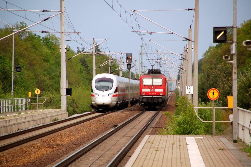 Zugbegegnung am 30.04.09 in Burgkemnitz: Whrend 143 272 ihre RB nach Wittenberg schiebt, fhrt der ICE-T nach Leipzig Hbf.