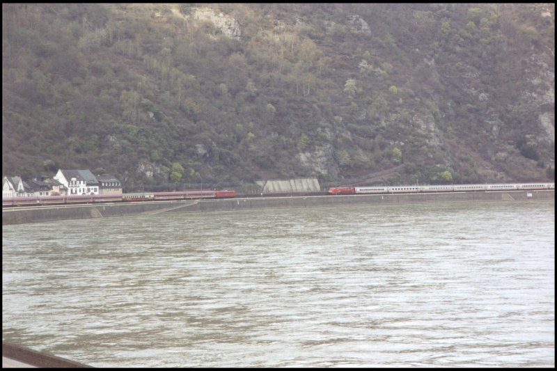 Zugbegegnung am Rhein: Die 110 278 bingt ihren Sonderzug richtung Koblenz whrend die 101 047 einen InterCity richtung Mainz bringt. Aufgenommen im Sommer 2006.