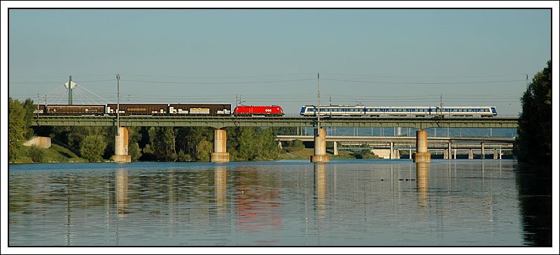 Zugbegegnung auf der Brcke ber die neue Donau in der Wiener Lobau am 26.8.2007.