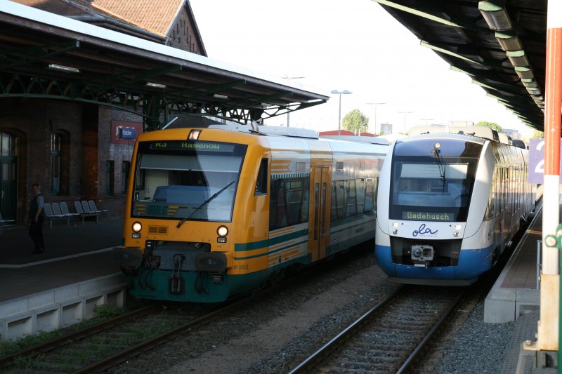 Zugbegegnung im Bahnhof von Parchim am 02.05.2009 mit einem TW der ODEG und einem TW der OLA