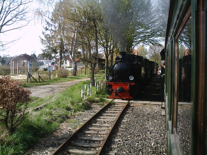 Zugbegegnung in Birgden: Lok 101 steht auf dem Ausweichgleis. 08.04.07