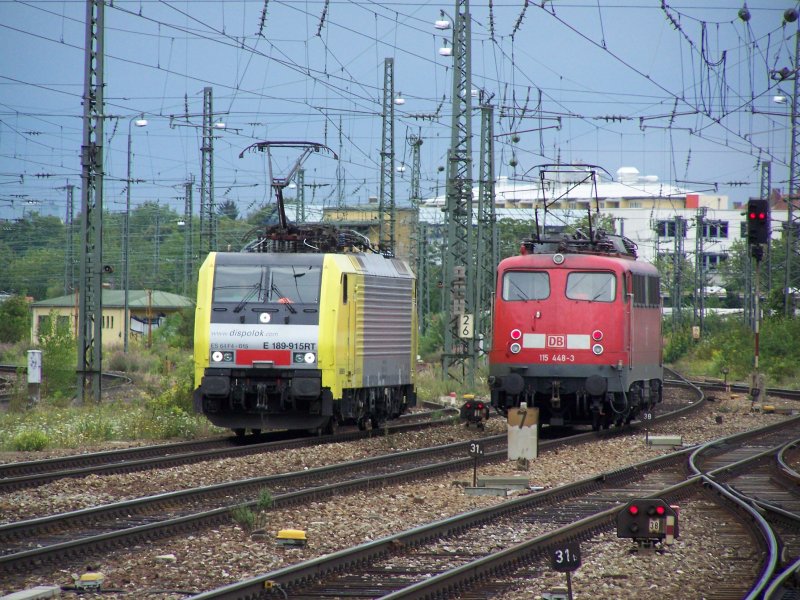 Zugbegegnung einer E189(Dispolok) und einer Br.115 im Gleisvorfeld des Bahnhofes Mnchen-Pasing. Aufgenommen im Juli 2007