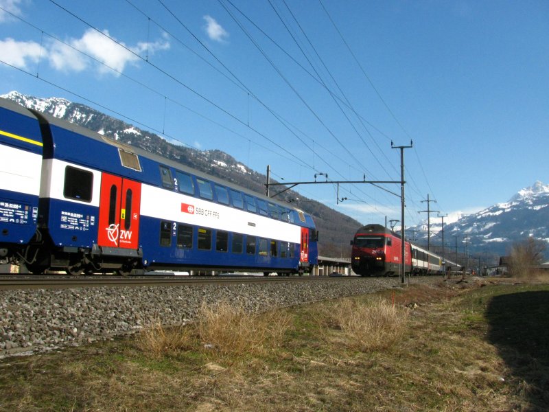 Zugbegegnung eines Zrcher DPZ als S 2 nach Ziegelbrcke und IR mit Re 460 nach Basel SBB am 16.03.2009 bei Bilten. 