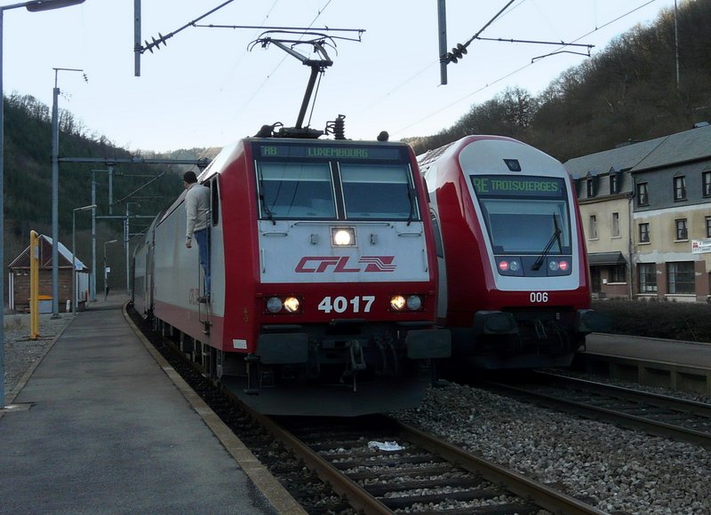 Zugbegegnung in Goebelsmhle. Vor der Abfahrt muss der Lokfhrer fast aussteigen, um das Signal zur Weiterfahrt des Schaffners zu sehen. Links im Bild, bei dem weien Punkt, kann man den Schaffner noch erkennen. 11.02.08