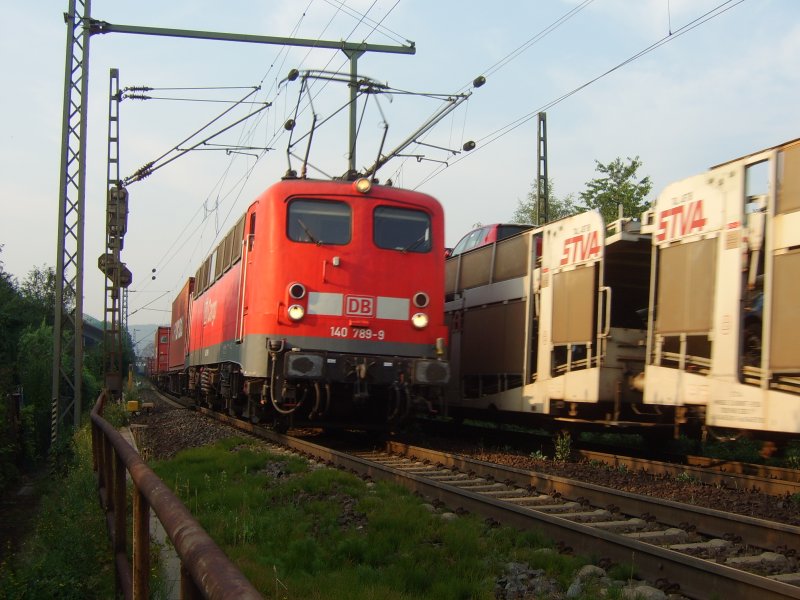 Zugbegegnung in Knigswinter. BR 140 789-9 mit einem Containerganzzug richtung Kln.